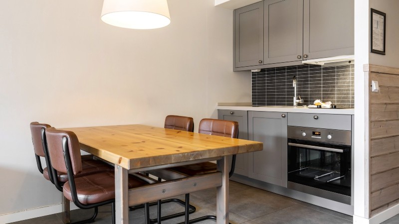 Kök med 2 spisplattor, ugn, diskmaskin, kyl & frys (ej micro)